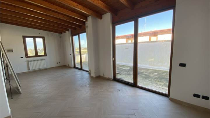 LUMINOSO ATTICO CON TERRAZZE 