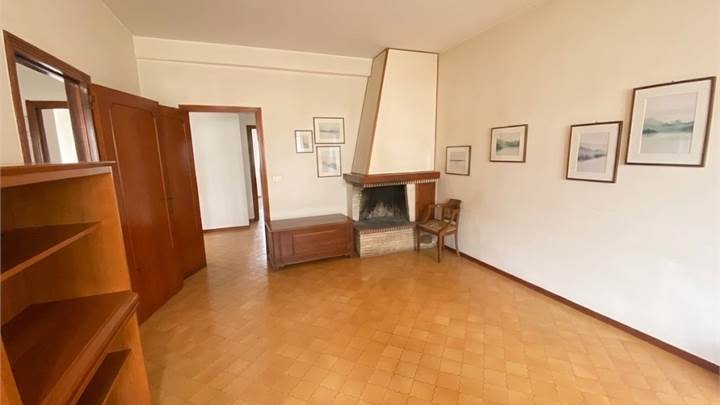 Luminoso Quadrilocale con Box: La Tua Nuova Casa 