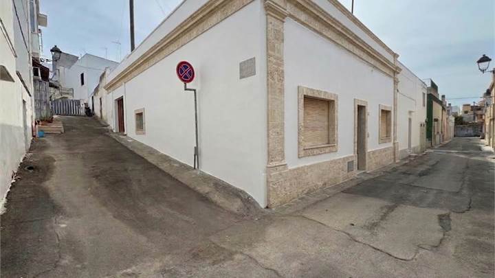 Fabbricato storico indipendente con volte a stella, cortile privato 